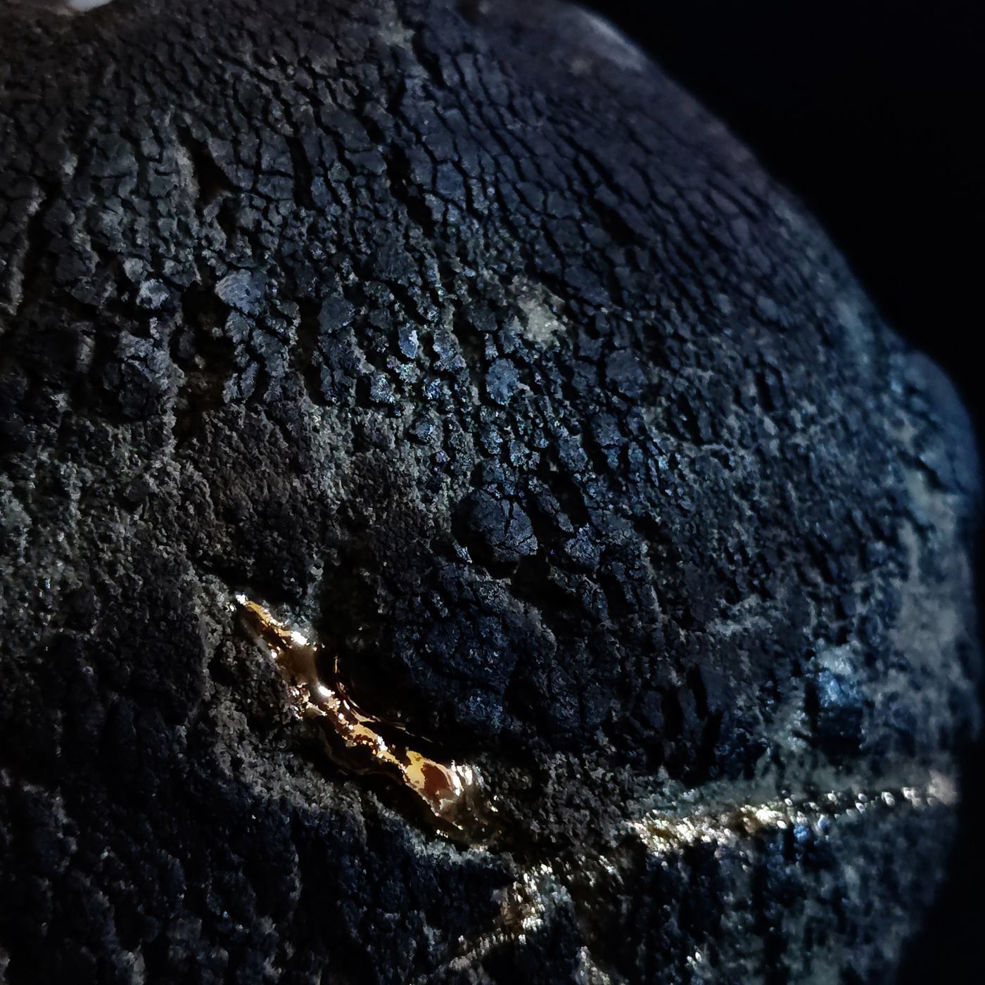 Auric Rifts in Volcanic Crust - foto 3